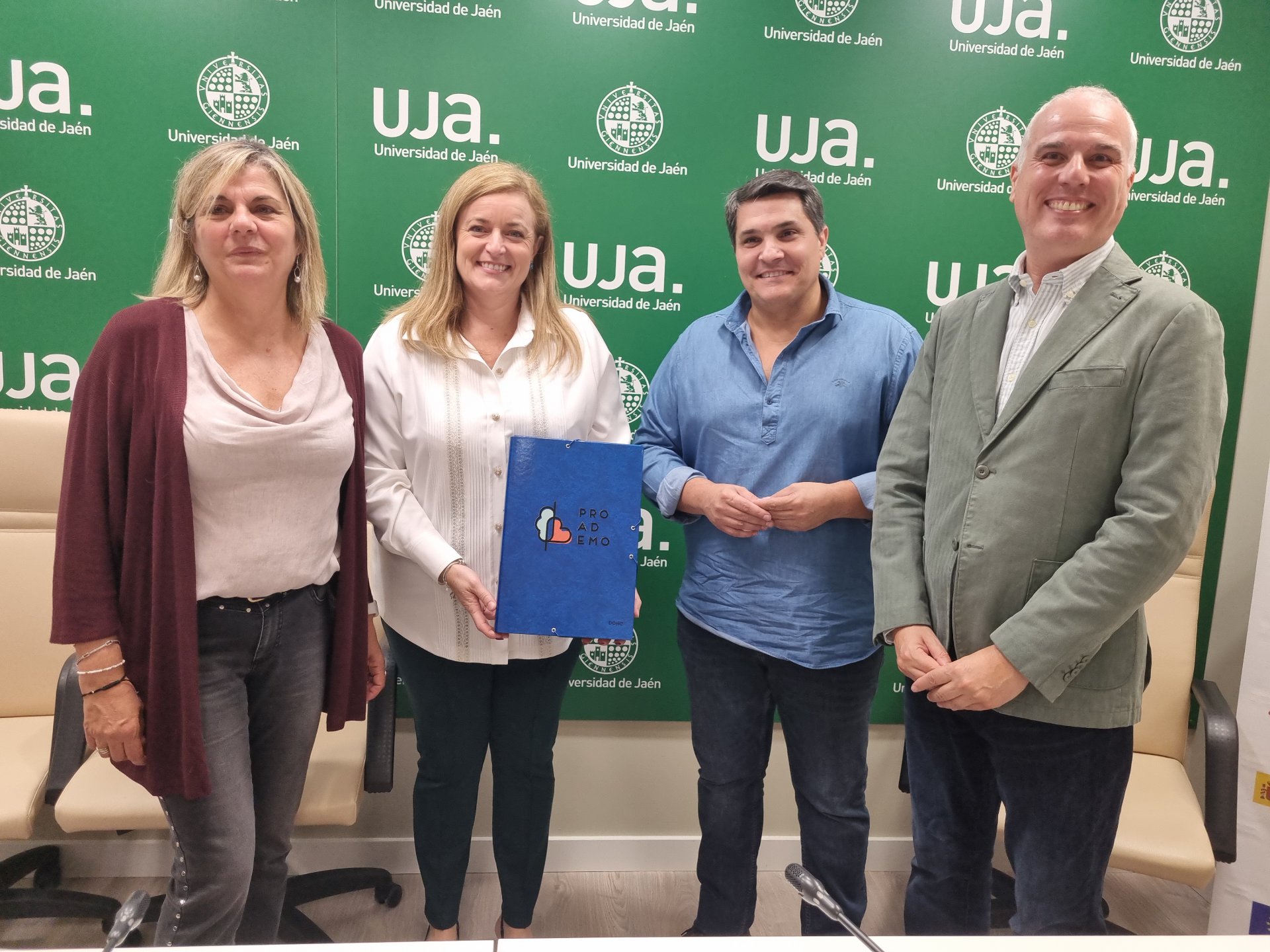 La Universidad de Jaén muestra los materiales para la promoción de la salud y el bienestar emocional de los jóvenes generados por el proyecto PROADEMO al Ayuntamiento de Marmolejo